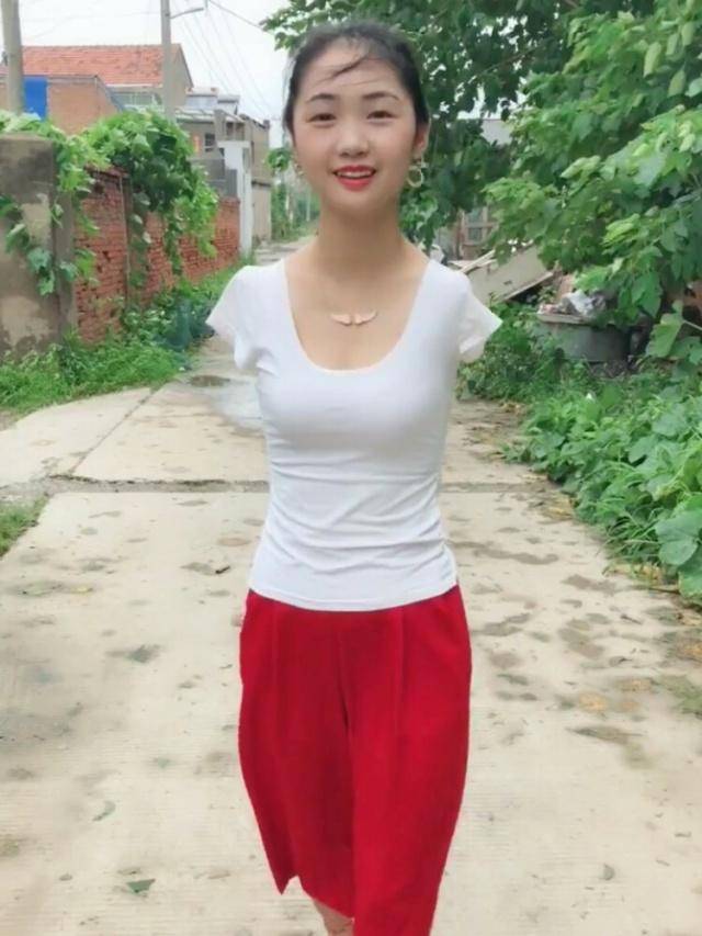 好美的"无臂女孩",坚强和努力的人,真希望她的手是藏在背后