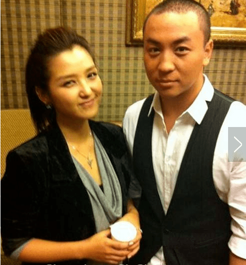 前任何洁都2婚3娃33岁释小龙还在留恋夜店带2美女生活奢侈
