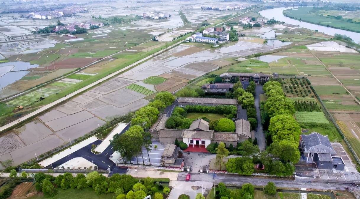 罗坊会议纪念馆位于新余市城东四十华里远的罗坊镇袁河南岸,建于1973