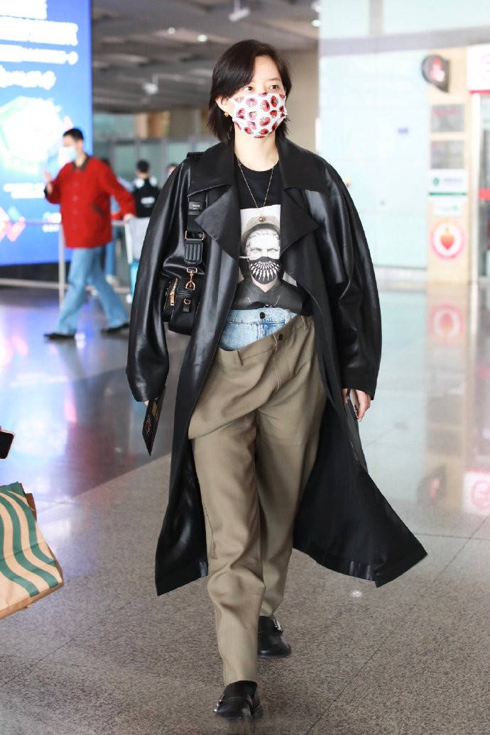 李斯丹妮穿衣真帅气穿皮质风衣走机场气场十足