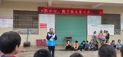 据悉,竹管寺中心小学地处湖南省蓝山县竹管寺镇山美村,近邻濛水,远眺