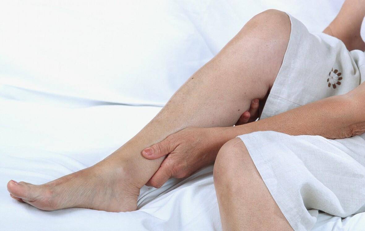 由于血液循环受到高血脂的影响,血液的流动变缓慢,而人体的手脚处于