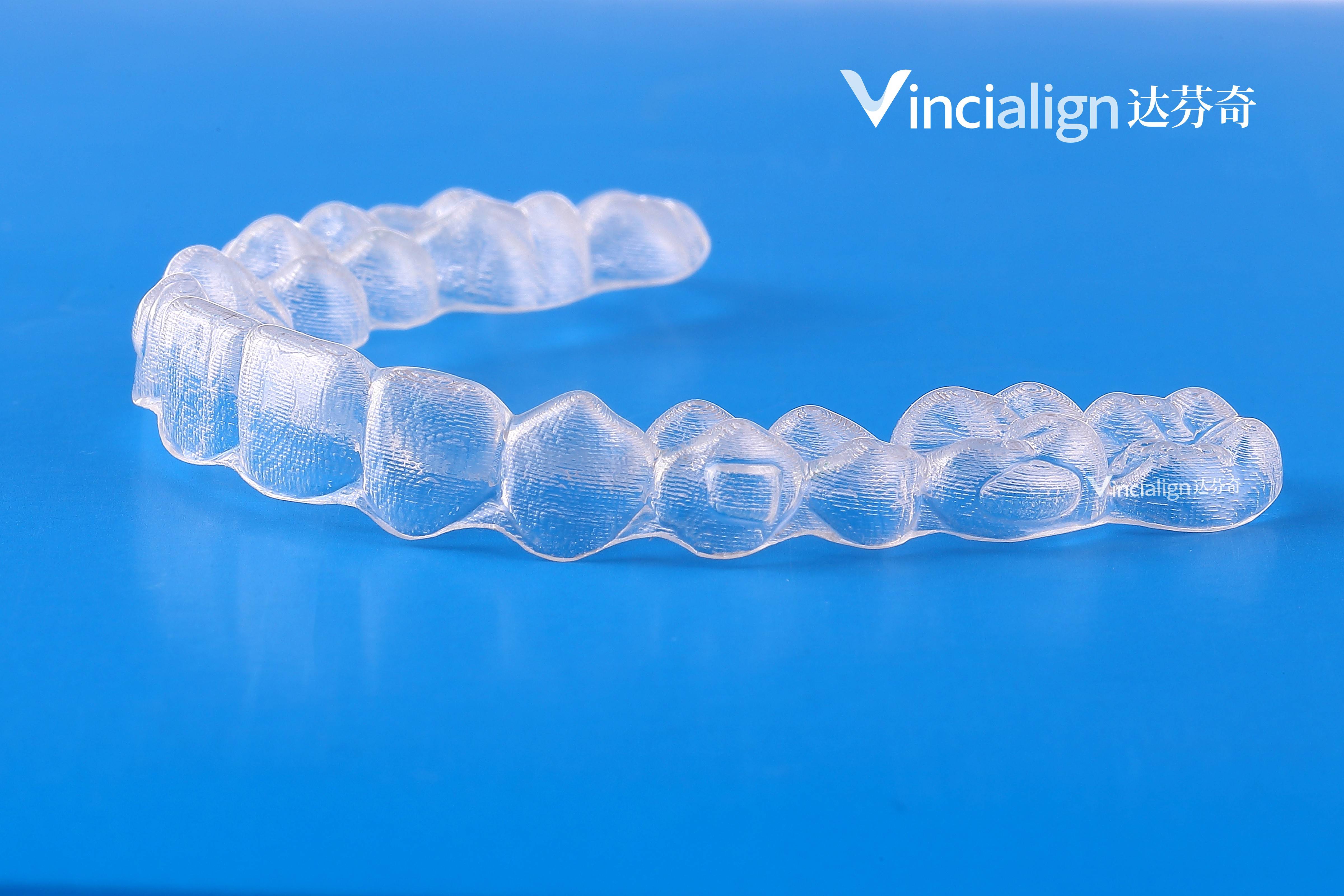 但此时的牙齿在新位置上还不稳定,这时候就需要借助保持器使牙齿稳定