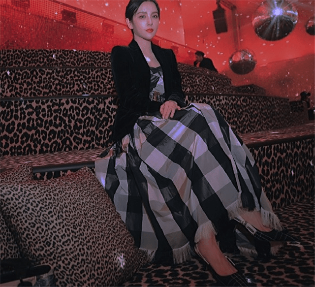 rita身披床单裙现身秀场还紧挨王子文粉丝难怪找不到床单