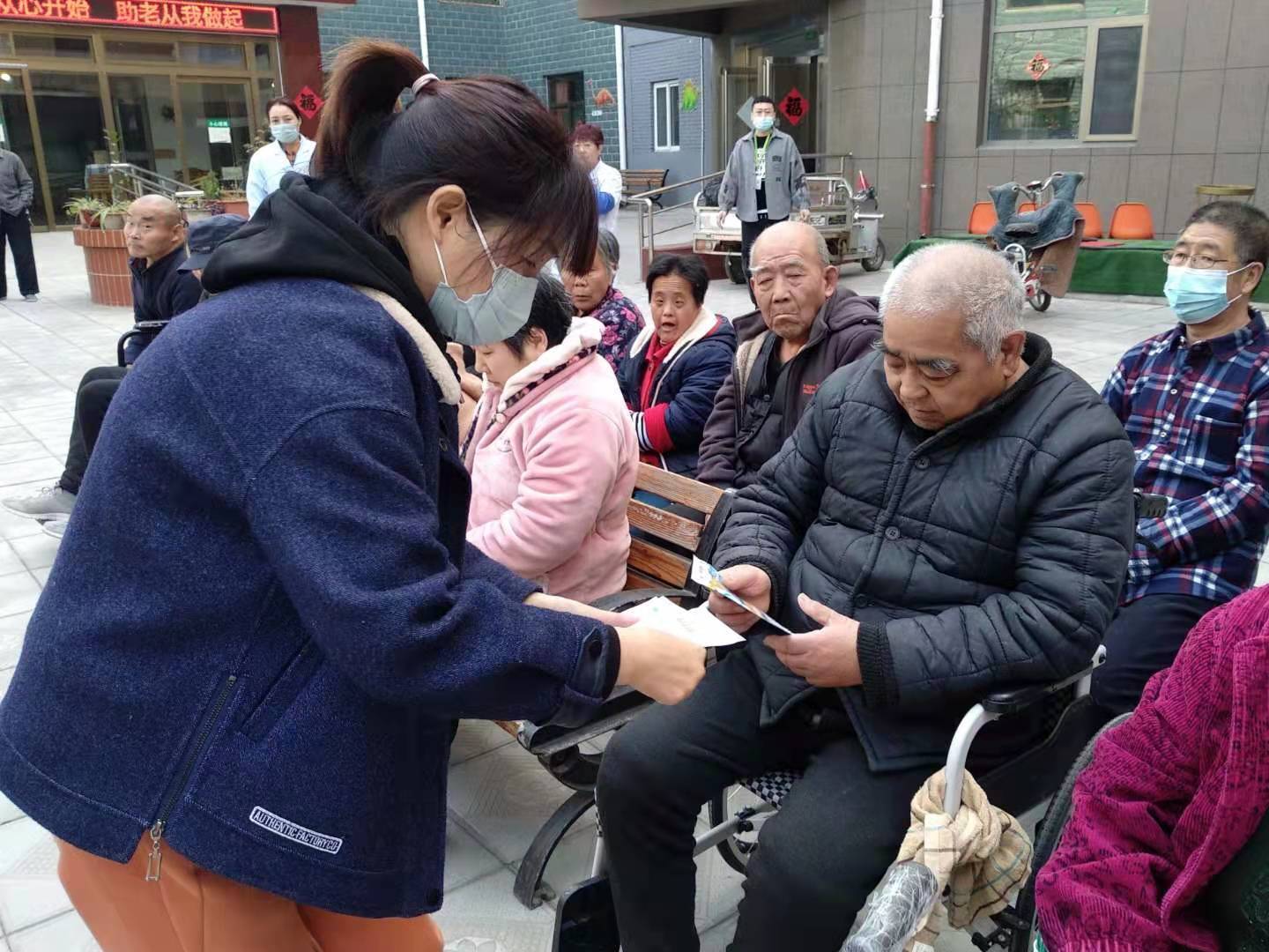 河北保定莲池区爱心企业走进养老院看望慰问患病老人