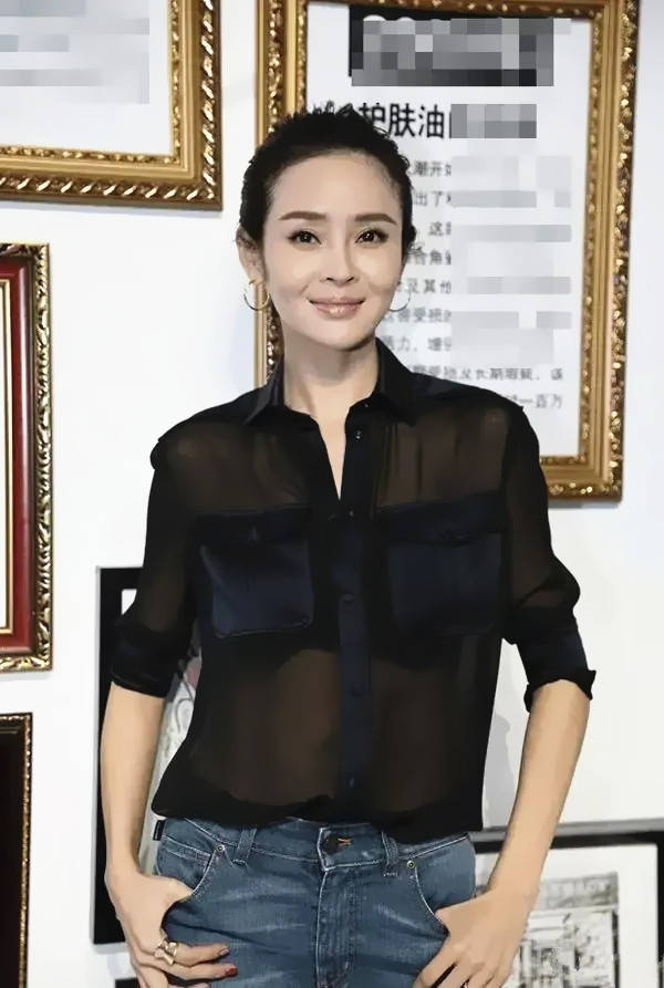 原创气质才女于明加真敢穿大面积的镂空衬衫好性感这腰好细