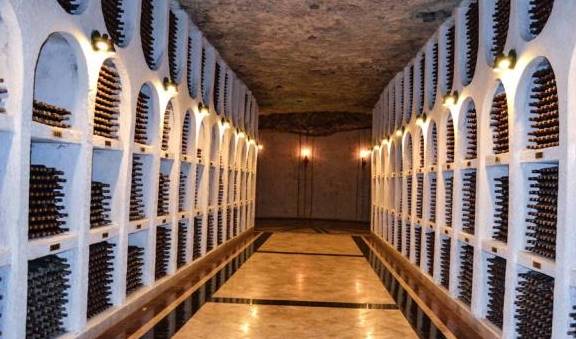 世上最大地下酒窖：藏名酒150万瓶，最贵的产于1902年，价值连城