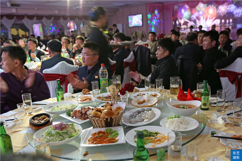 朝鲜平壤豪华游船上的结婚酒席，一桌酒席人民币500元，有啥吃的