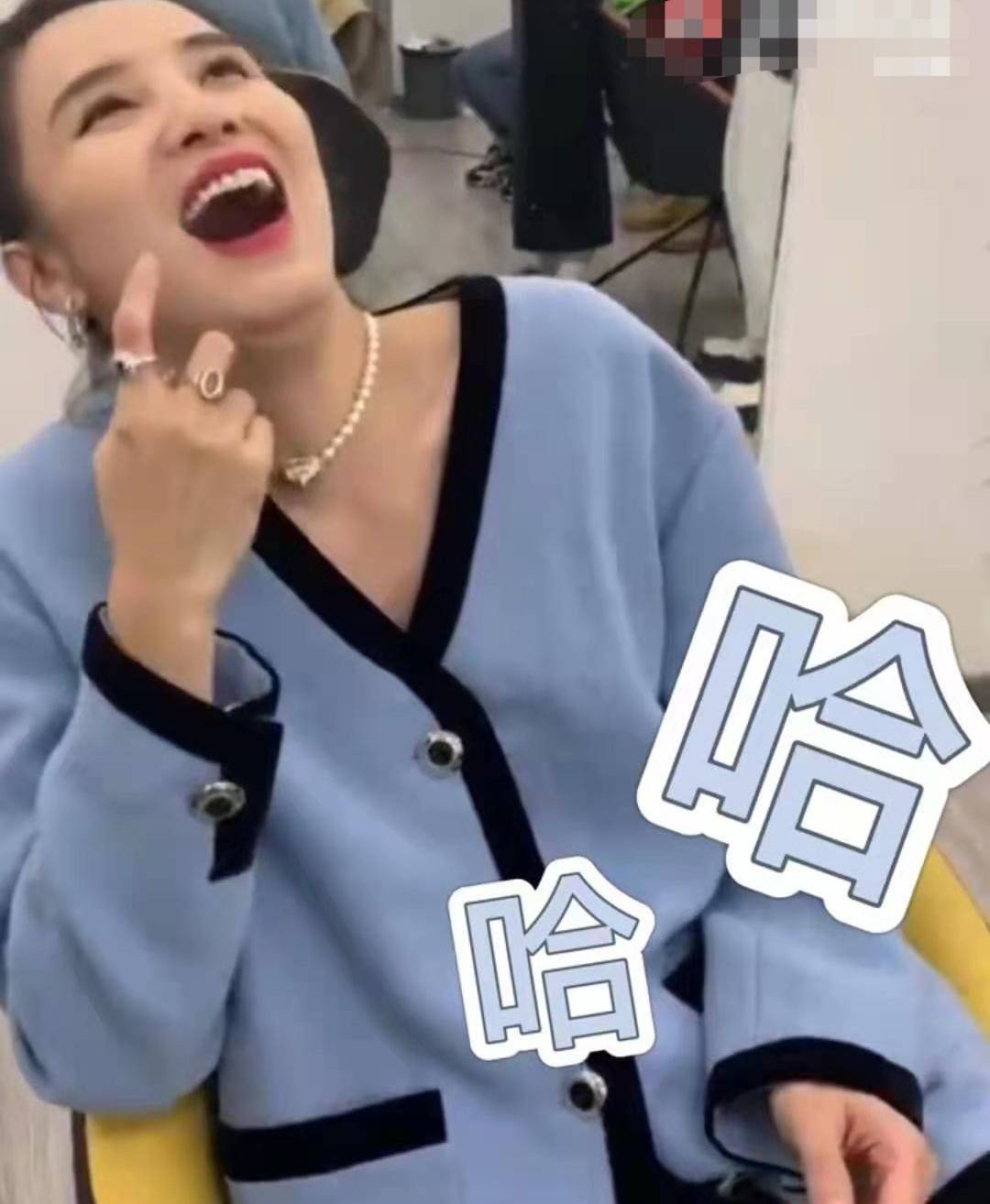 原创40岁宋佳晒近况v领外套锁骨吸睛放声大笑却露双下巴