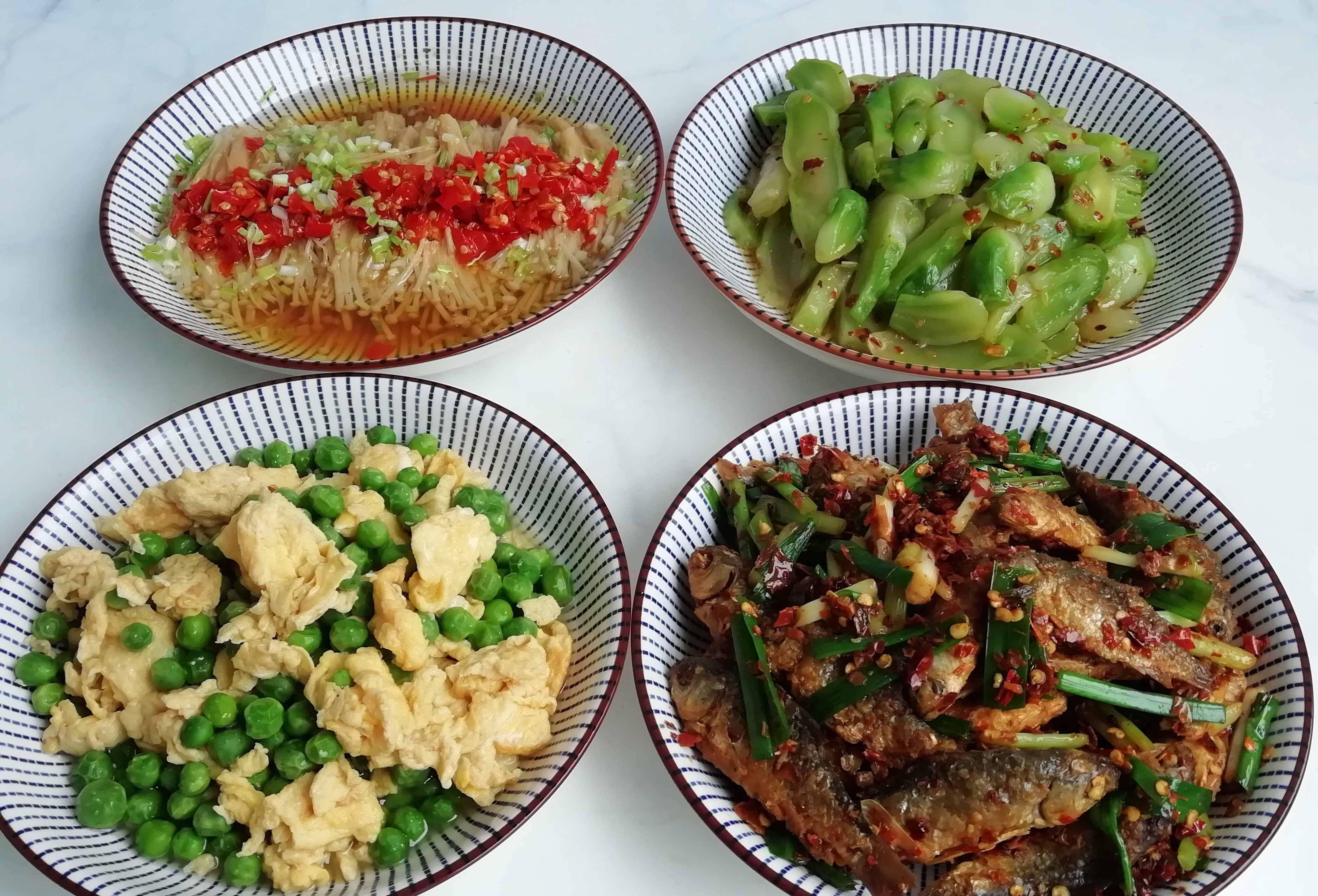 一家四口的简单午餐,2荤2素,花钱少又健康,老公孩子吃得超满足