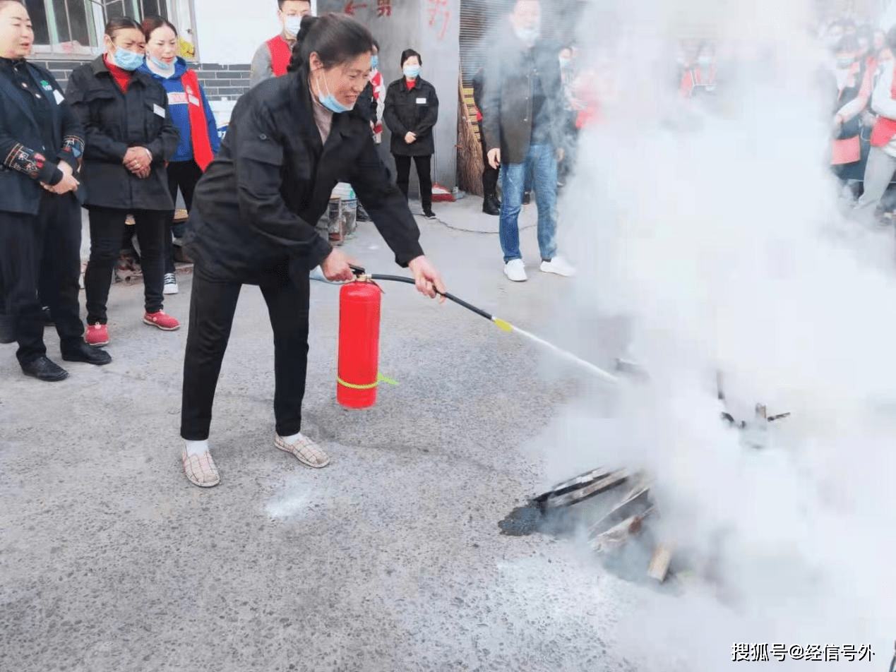 超市安全管理人員首先圍繞消防安全的基本常識,消防器材的使用方法和