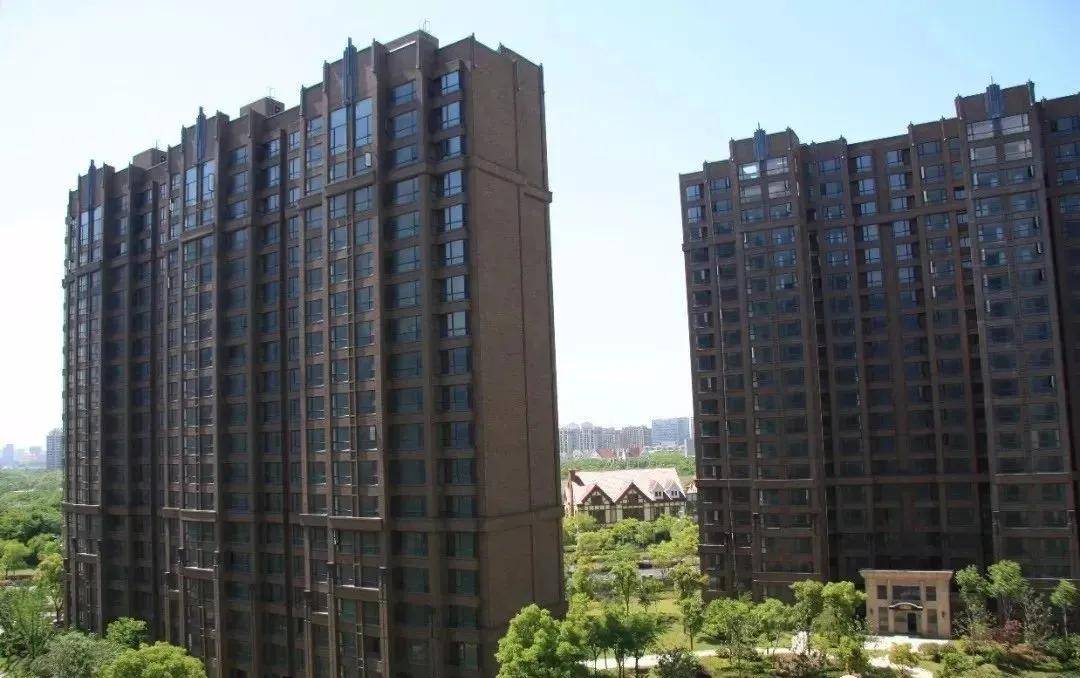 「盛世御珑湾」示意图 项目外观采用了art deco风格,褐色石材外立面