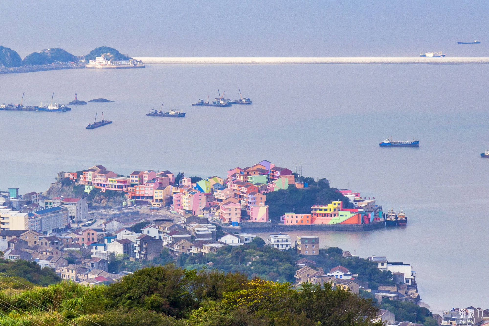 浙江必去的两个网红地，一个是2.2万㎡的海岛，一个是彩色的渔村