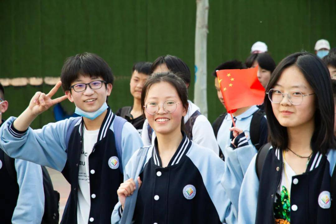 为青春增色 为党旗添彩—濮阳市一高举行高一年级远足活动