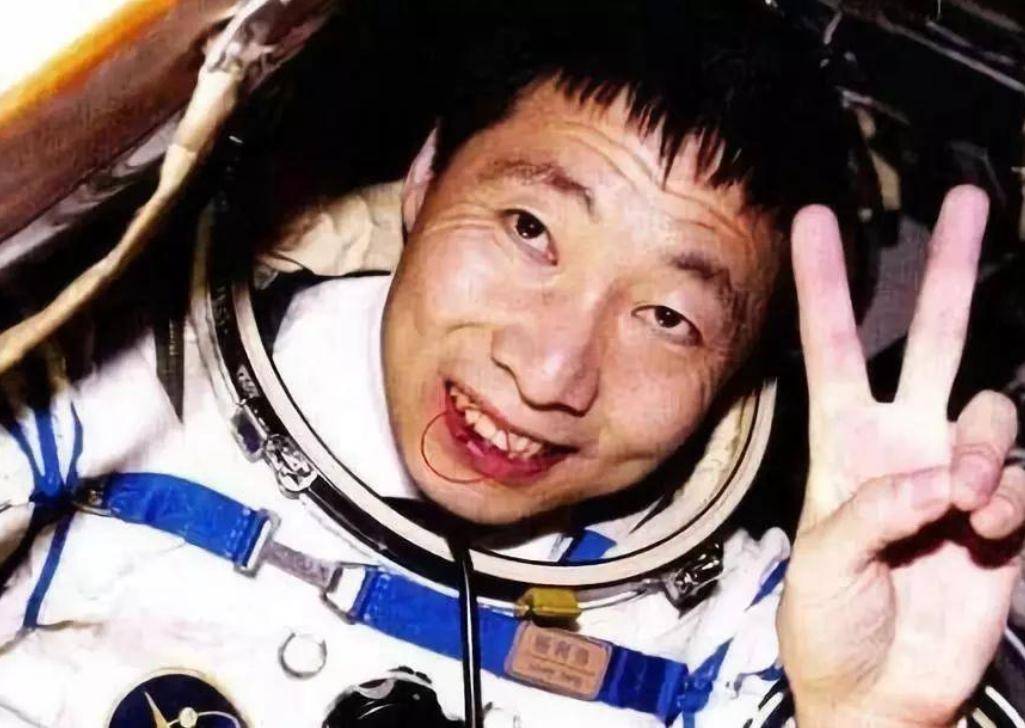 飞行员|18年前杨利伟登上太空时，为什么要带手枪？这是苏联的教训