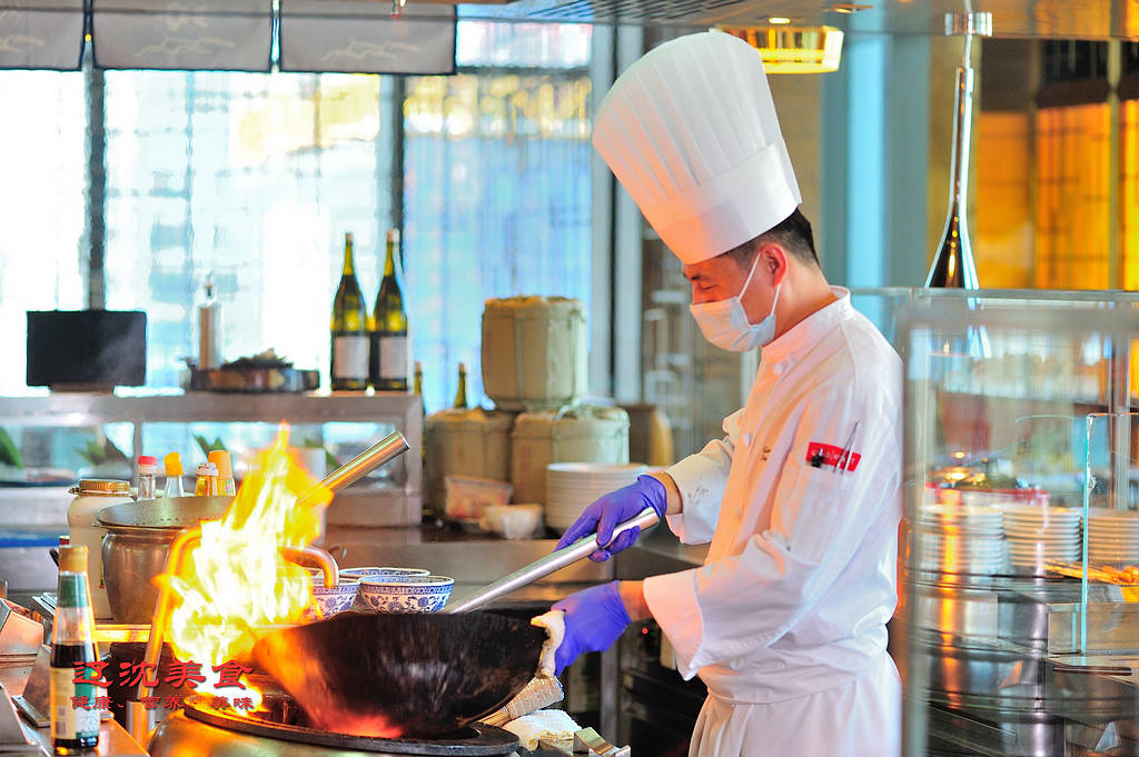 让每一颗海鲜都带着锅气,用餐的同时还能享受厨师的精湛厨艺表演