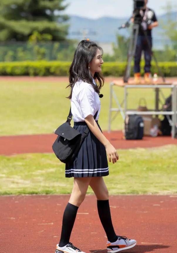 原创39岁谢娜穿jk制服秀出筷子腿太吸睛如18岁少女无违和感