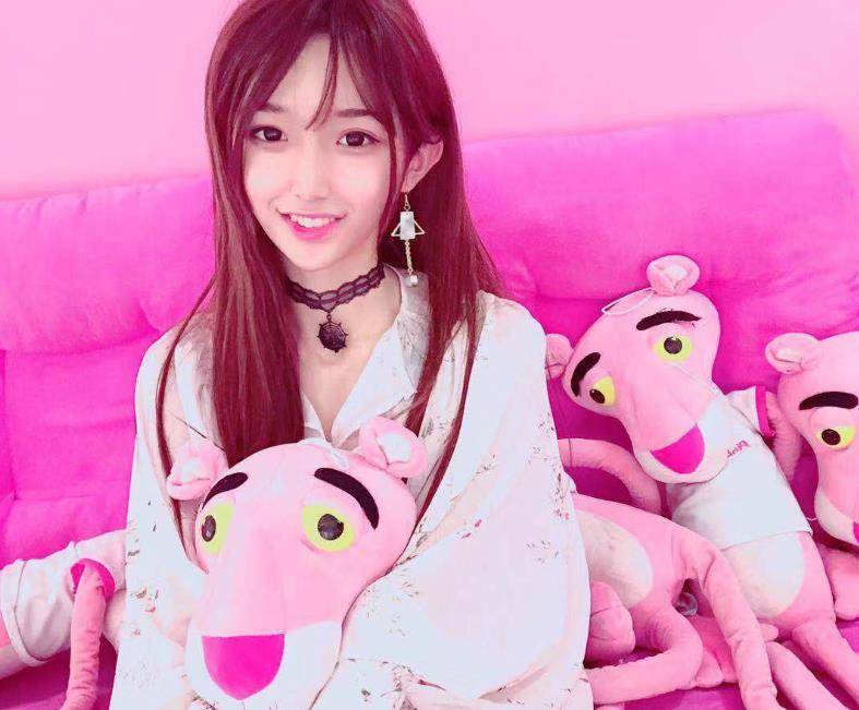 原创国服第一女装大佬艾比转性后晒金发照又遭网暴她该被包容吗
