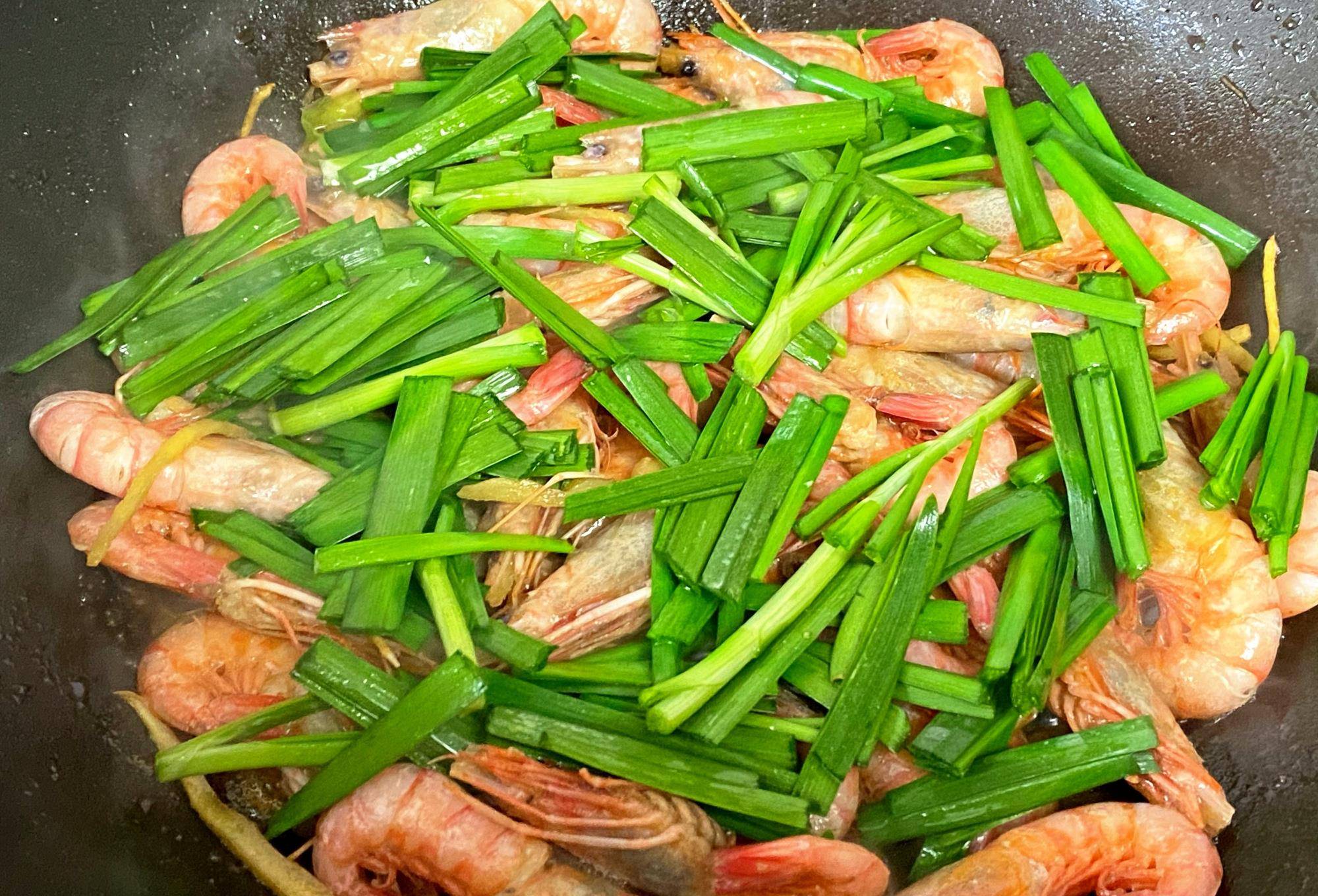 春天,这种海鲜正当季,钙含量高,和韭菜绝配,老人孩子要多吃