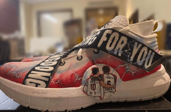 有心了!赵睿定制球鞋出战季后赛,印上马尚照片 合影,为他而战