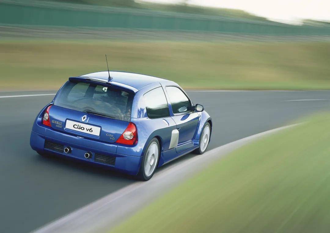 "以为它是钢炮,实际上它是超跑",中置后驱mr布局的雷诺 clio v6