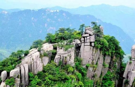 中国四大佛教名山之首，名字是诗仙李白取的，被誉为东南第一山