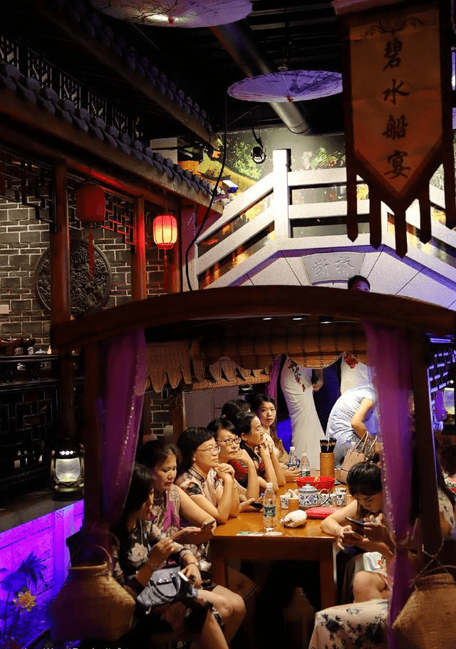 江南古镇遇见旗袍女人，厦门唯一一家风情万种的餐厅一场碧水船宴