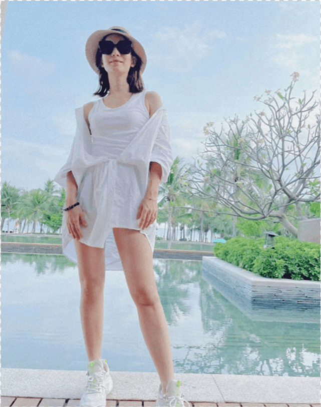 傍晚的时候,卢靖姗再度更新社交网,这次她公开的是泳衣照.