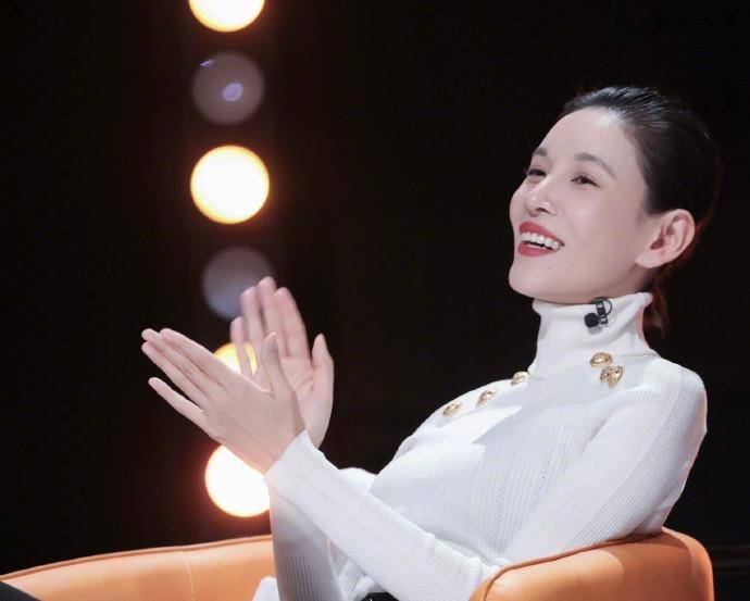 张蓝心3尺4长腿惊艳穿针织衫还有曲线这身材谁不愿听姐说