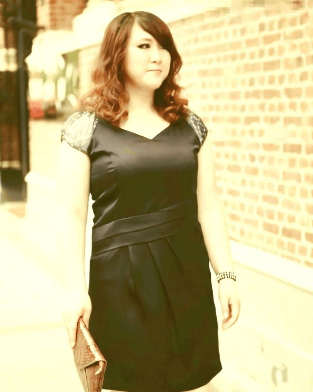 黑色连衣裙,显瘦又自然,微胖女生这样穿更显气质美简单的一条腰带