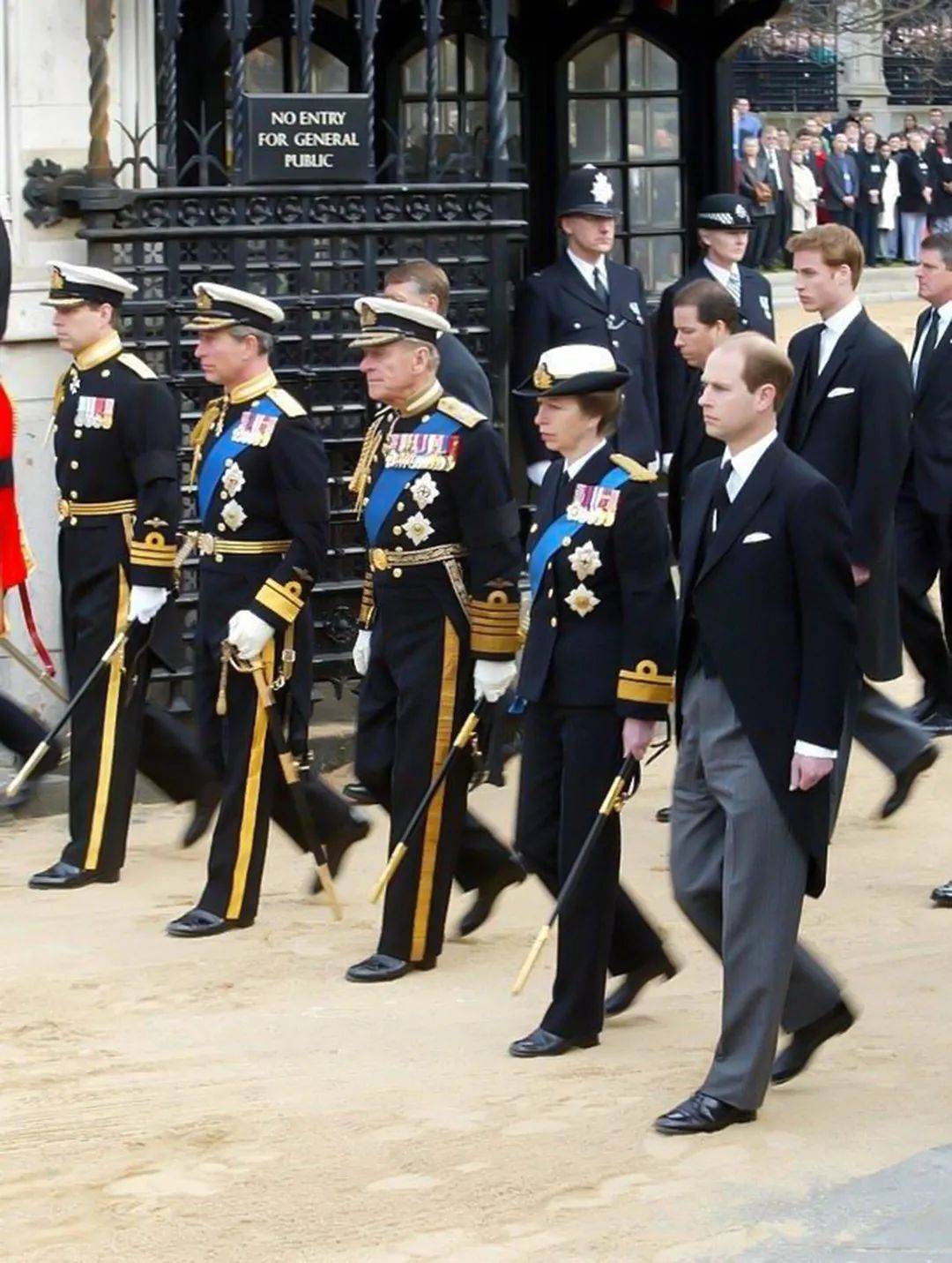 女王讲究和谐,参加葬礼的男士不准穿军装,只为迁就安德鲁和哈里_王室