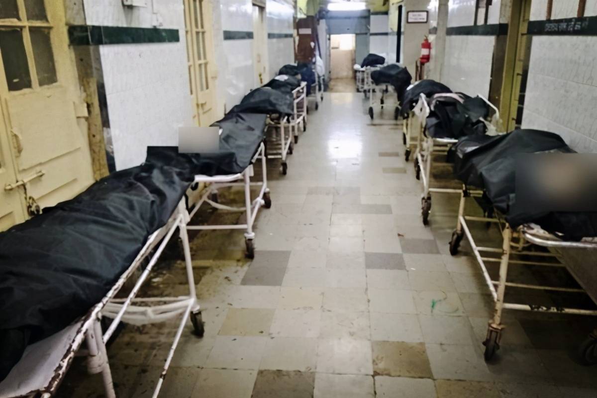 印度火葬场爆满,民众被迫在野外焚化亲人尸体,这还只是一个开始