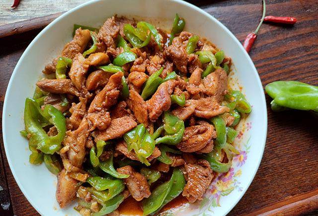 它的蛋白质比牛肉高,10元一斤,春季要多吃,腌好一炒,足够鲜美