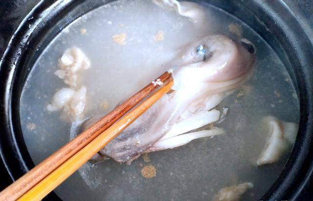 3大火煮开转小火,继续煮一个小时左右,煮至用筷子可以轻松插入羊头肉