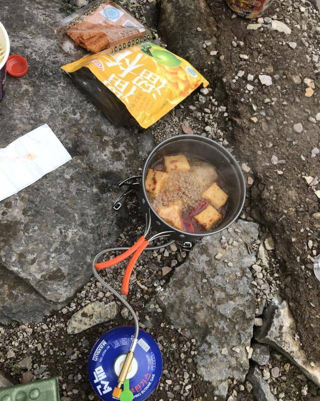驴友在山顶吃火锅，这个体验真是棒级了，只有他们才懂的味道