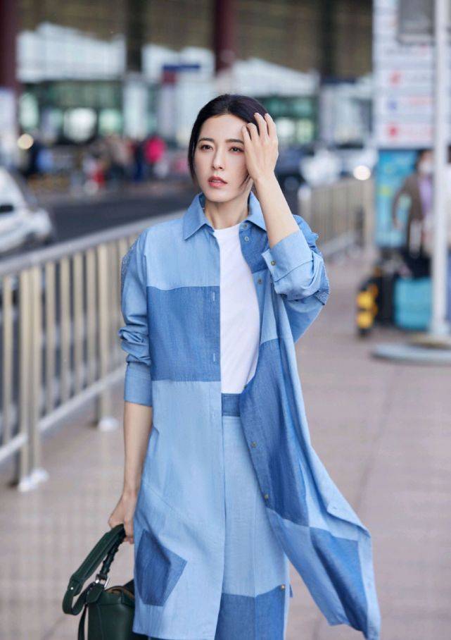 原创曾黎的气质绝了穿蓝色牛仔外套配白t恤时髦迷人看着让人心动