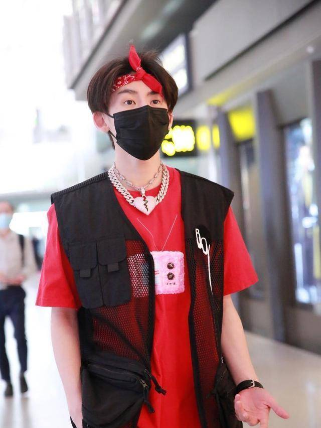 小鬼王琳凯黑红搭配再绑个头巾走路都带风