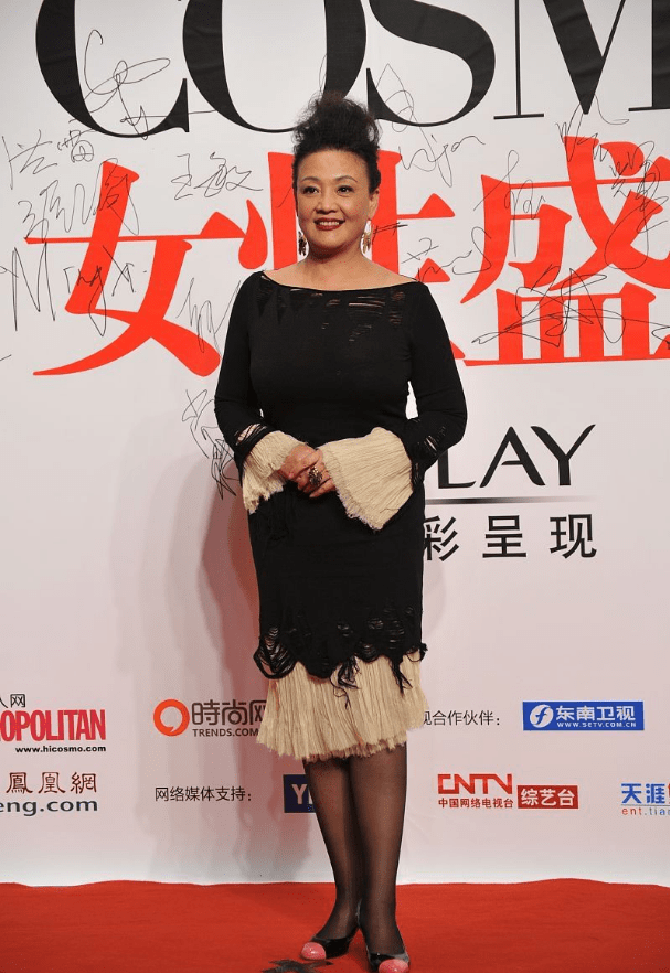 大s婆婆身份不简单,一把年纪穿精致裙装走红毯,鸟窝头好吸睛