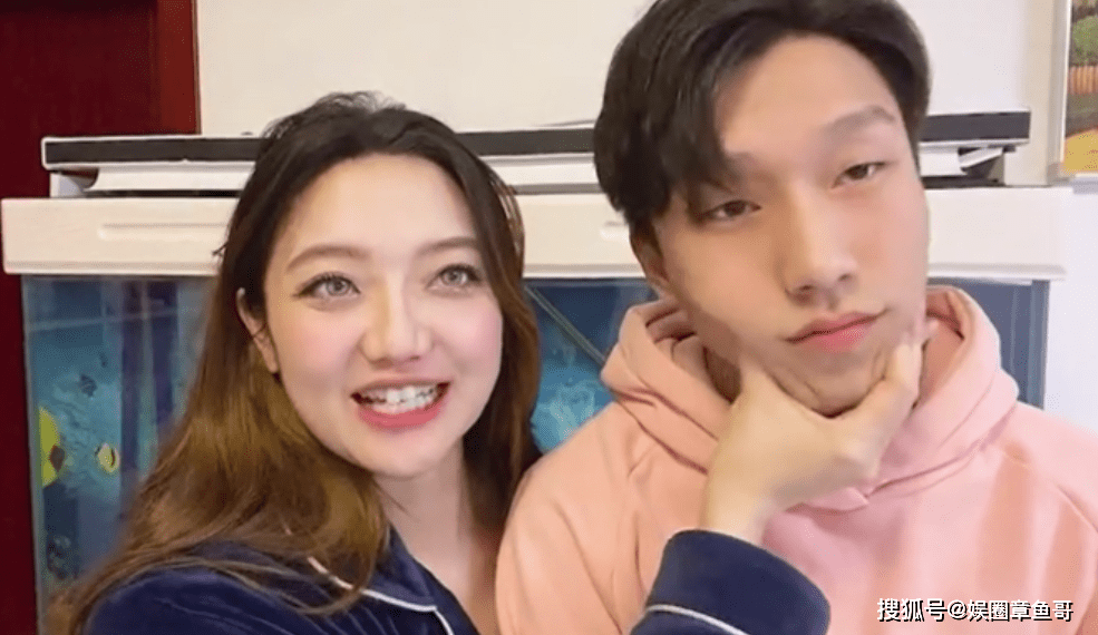 与粉丝们介绍自己的男朋友,张兆艺当天黑蓝色的居家睡衣,与男朋友在一