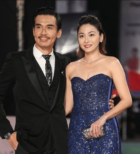 虽然事业的不温不火,但江祖平也收获了一份真挚的感情,男友是台湾男