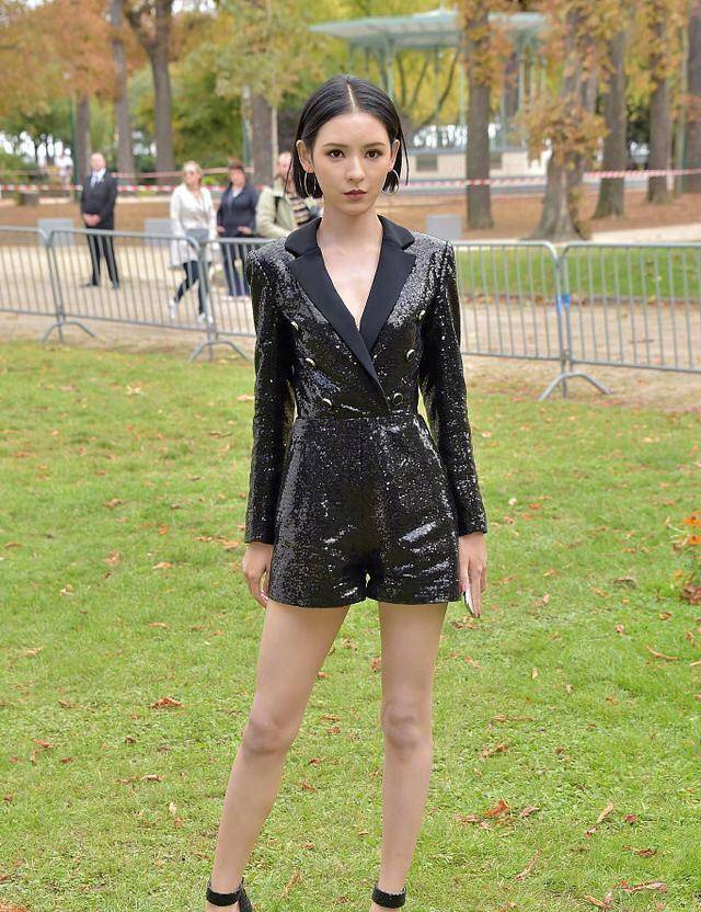 张予曦估计只有70斤,但非常会穿,黑色亮片西装秀出纤细大长腿_计划