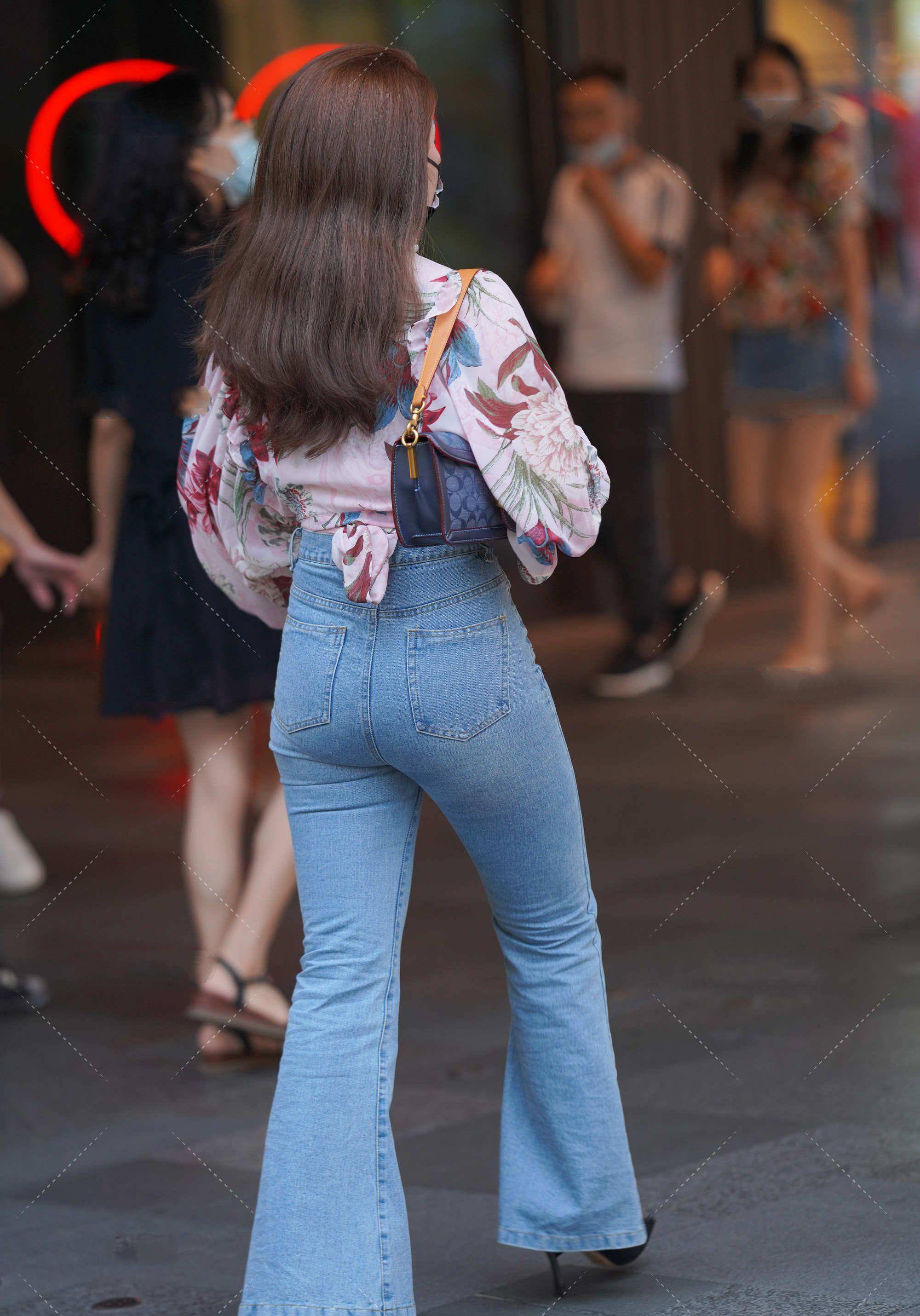 v字领上衣搭配一条喇叭牛仔裤喇叭的设计独特散发女人气质