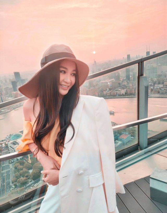 原创温碧霞又在扮嫩了,穿上有设计感的白色西装很吸睛,减龄效果真好