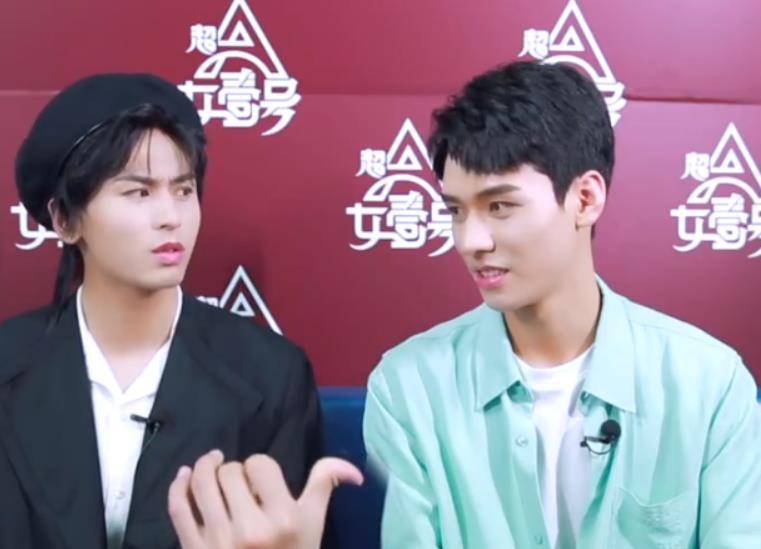 龚俊张哲瀚同框接受采访,看到他们的举动,羡慕了