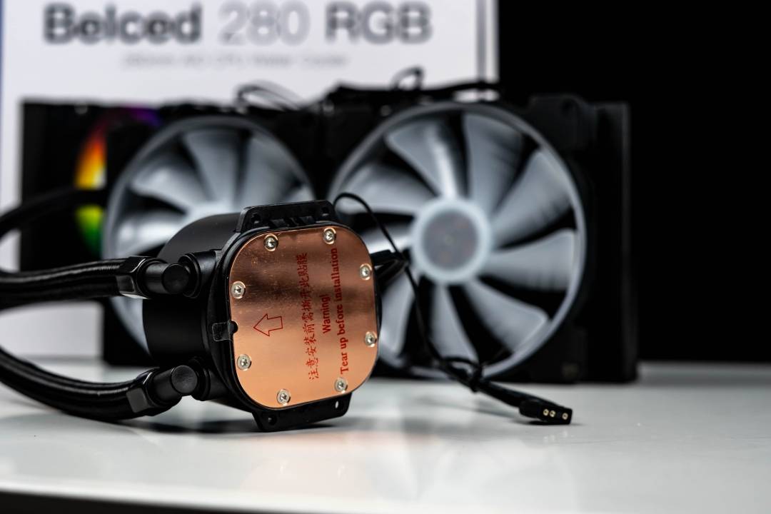 ▼在鑫谷冰封280水冷冷排上可以看到15条热交换流道,这么密集的波状