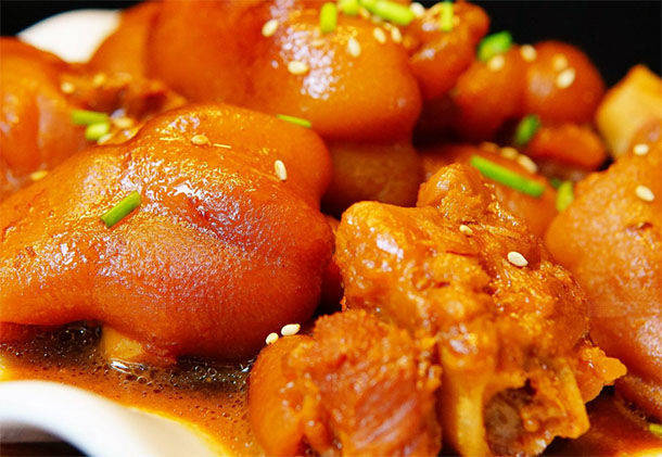 猪蹄中含有丰富的胶原蛋白,并且猪蹄在烹饪的过程中胶原蛋白会转为