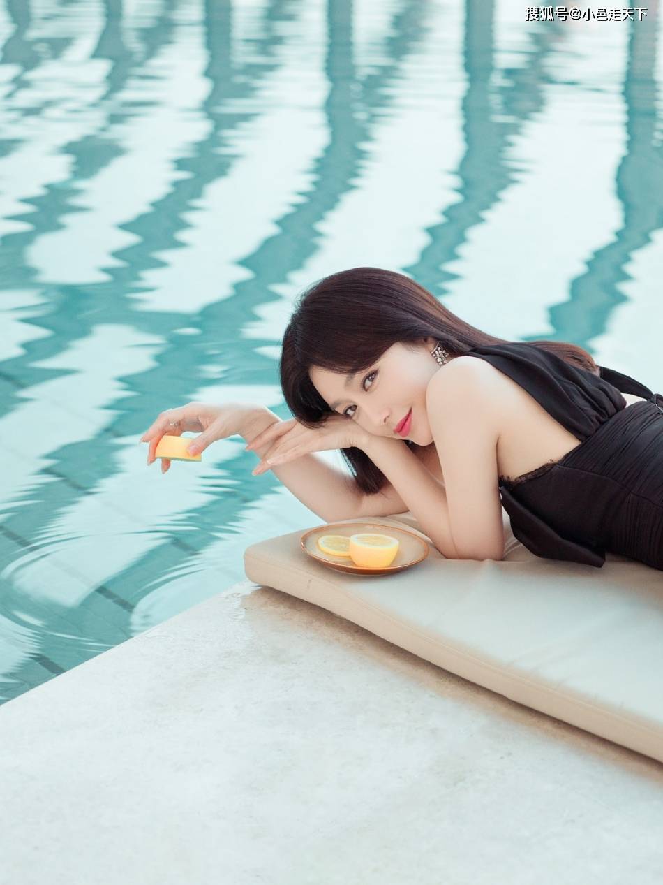 秦岚夏日写真穿黑色短裙性感魅惑