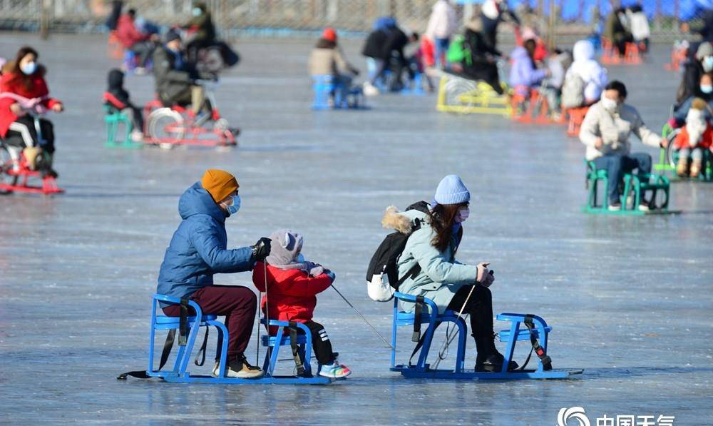 北京什刹海冰场开放 市民打卡畅享冰上乐趣