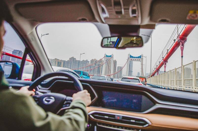 驾传祺GS4游网红重庆，百公里耗6L油花式打卡跨江大桥