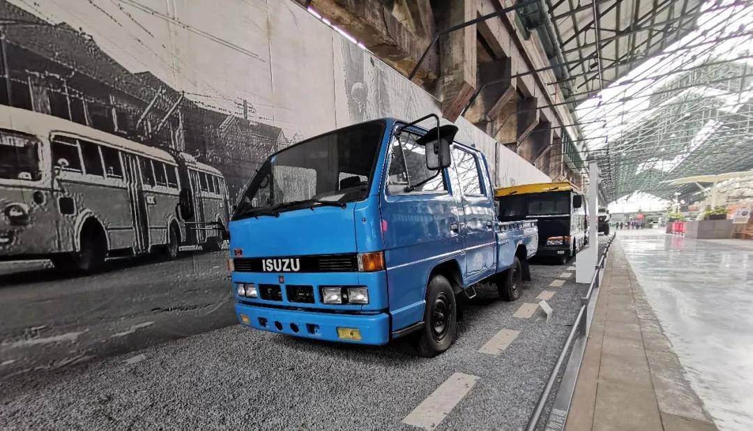 外观继承了当时五十铃家族式的前脸设计,四方灯,一根黑色的装饰条贯穿